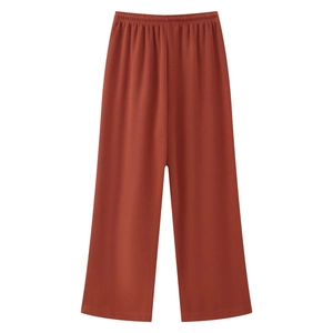 Detailansicht einer dunkelroten weiten Hose mit elastischem Bund und weicher Stricktextur