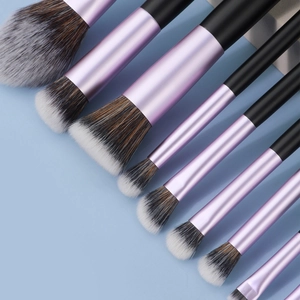 Dettaglio del set da 14 pennelli da trucco con setole sintetiche e ghiere viola metallizzato