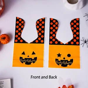 Dettaglio di sacchetti regalo arancioni a forma di zucca con manici a orecchie di coniglio