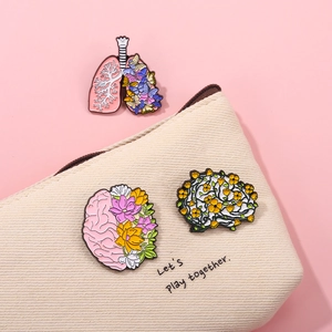 Lot de pin's émaillés organes anatomiques avec poumon et cerveau sur un sac en toile