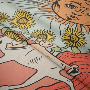 Makroaufnahme der Textur des bedruckten Stoffes mit Sonnen- und Sonnenblumenmotiven