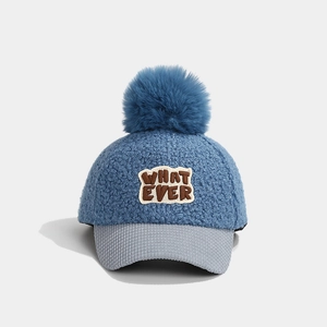 Warme Kinder-Basecap aus blauem Lammwollvlies mit grauem Waffel-Schirm und Bommel