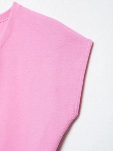 Dettaglio ravvicinato del tessuto a maglia rosa con cuciture fini e scollo rotondo
