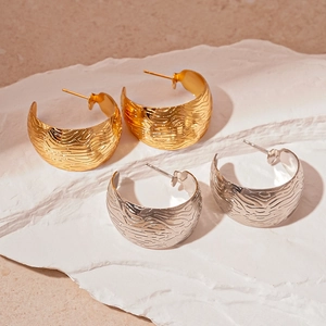 Boucles d'oreilles créoles C dorées et argentées avec texture ondulée sur pierre