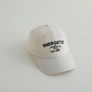 Detail van geborduurd berglogo en ENERGETIC-tekst op beige zonneklep voor kinderen