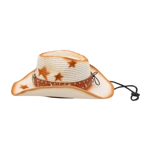 Détail d'un chapeau de paille de style western avec étoiles et bande cloutée