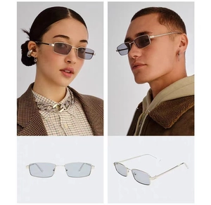 Detalle de la montura metálica fina plateada y lentes cuadradas azul claro