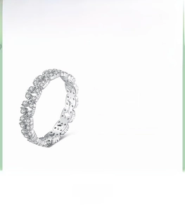 Détails d'une bague en argent s925 sertie montrant la largeur 4mm et le poids 1.5g