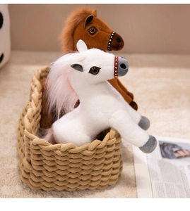 Détail de chevaux en peluche avec crinières douces et brides dans un panier tressé