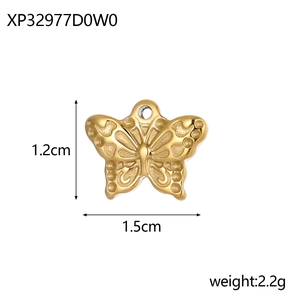 Makroaufnahme von hohlem Schmetterlingsanhänger in Gold mit Maßen 1,2 cm x 1,5 cm