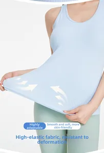 Détail du tissu extensible du gilet de yoga bleu clair montrant la flexibilité et le maintien