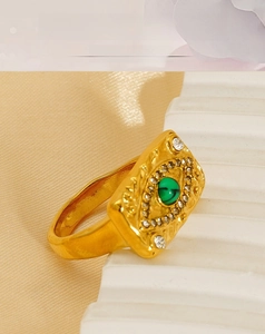 Vue macro d'une bague en acier plaqué or 18 carats avec malachite et cristaux blancs