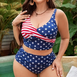 Detail eines High-Waist Plus-Size-Bikinis mit dem Stars and Stripes Muster der USA-Flagge