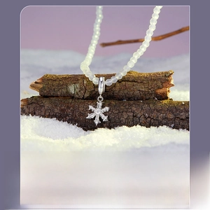 Detailansicht der S925 Sterling Silber Schneeflocke Halskette mit Kristallperlen
