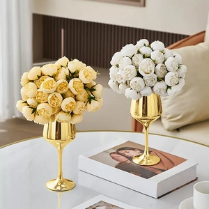 Set de 2 lujosos jarrones de copa dorados con flores de rosas para hogar moderno