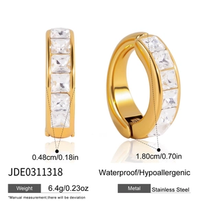 Dettaglio di orecchini in acciaio 18K oro con pietre quadrate e diametro di 1,8cm