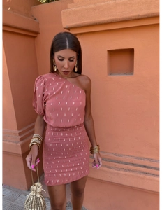 Détail de mini robe rose orangé à épaule dénudée avec imprimé métallisé doré pour femmes