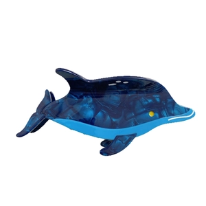 Pince à cheveux baleine en acétate bleu marbré pour femme sur fond blanc épuré