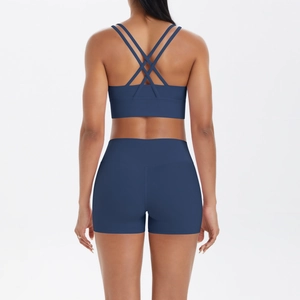 Détail du soutien-gorge de sport dos croisé et short taille haute ensemble bleu marine