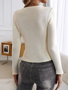 Vista posteriore della maglia color crema a maniche lunghe con design cut-out e coste