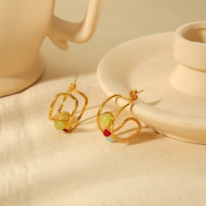 Boucles d'oreilles vintage françaises en acier inoxydable doré 18K, forme C avec perles colorées