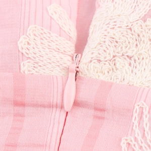 Abito smanicato rosa con dolce ricamo floreale e cerniera invisibile di qualità