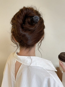 Épingle à cheveux en U avec perle sombre translucide pour un chignon élégant