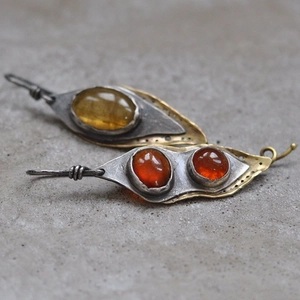 Boucles d'oreilles ethniques en forme de cosse avec pierres corail et fini vintage