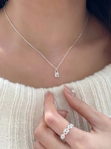 Élégant collier pendentif cadenas en argent S925 sur mannequin avec pull blanc