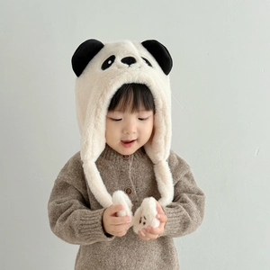 Bonnet panda pelucheux pour enfant avec cache-oreilles et détails brodés mignons