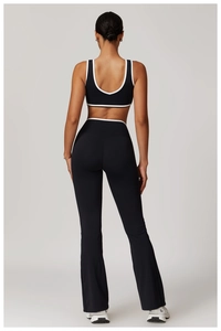 Vue arrière d'un ensemble de yoga noir avec liseré contrasté et pantalon évasé