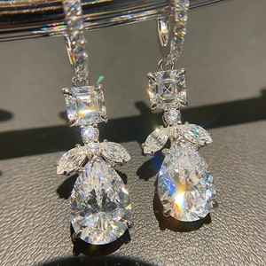 Elegante zilveren druppeloorbellen met marquise en vierkant geslepen stenen voor bruiloften
