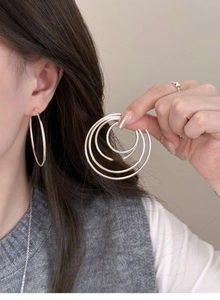 Detailed comparison of various sizes for silver C-shaped hoop earrings on model