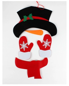 Dettaglio macro del kit pupazzo di neve in feltro con cappello nero e sciarpa rossa
