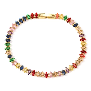 Nahaufnahme eines goldenen Tennisarmbands mit bunten Zirkonsteinen im Marquiseschliff
