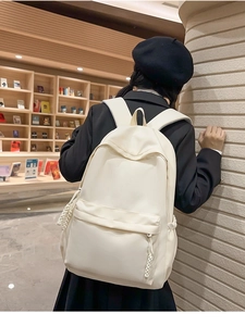 Cremeweißer Nylon-Rucksack in gemütlicher Buchhandlung für den täglichen Gebrauch