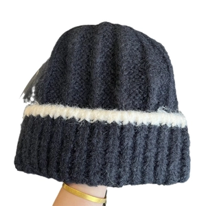 Bonnet tricoté noir à rayures blanches pour femmes, chaud et élégant pour l'hiver
