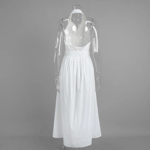 Détail de la robe dos nu blanche avec col licou et taille cintrée pour l'été et vacances