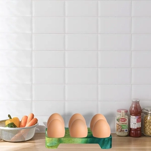 Soporte de silicona para 6 huevos con textura de mármol en encimera de cocina