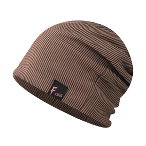 Détail de la texture en maille côtelée marron du bonnet avec étiquette de mode tissée