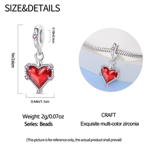 Detailansicht der Herz-Flügel-Anhänger Größe und Tragebeispiel am Armband für DIY-Schmuck