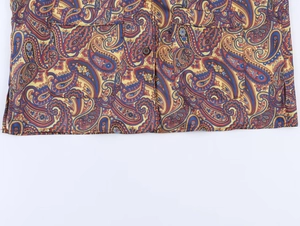 Détail d'une chemise jaune à motif paisley avec poches et texture de tissu précise