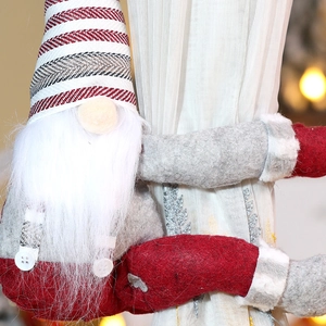Detailaufnahme von Weihnachtswichtel-Vorhangschnalle mit grauem Hut und weißem Bart