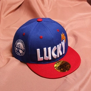 Casquette de hip-hop pour garçon rouge et bleue avec broderie Lucky et bord plat