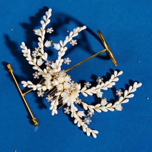 Elegant bridal hair comb with white pearls and rhinestones on a gold wire design
