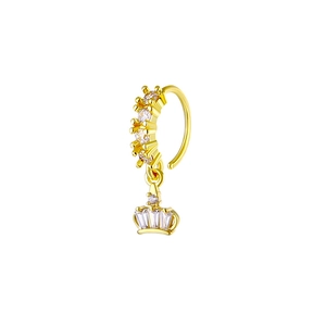 Gros plan d'un anneau de nez doré avec pendentif couronne et zircons étincelants