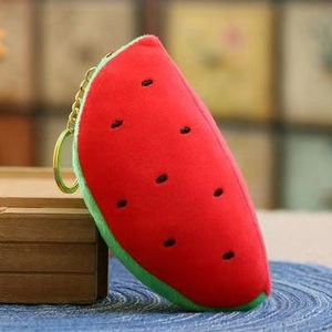 Dettaglio del portamonete a forma di anguria in peluche con ricami e zip dorata