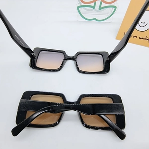 Detail view of KD98070 square hip-hop sunglasses with gradient lenses and frame specifications