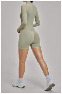 Salbeigrüne nahtlose Yoga-Set mit engem Langarm-Oberteil und High-Waist Push-Up Sportshorts
