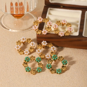 Boucles d'oreilles couronnes de fleurs roses, blanches et vertes en acier doré raffiné